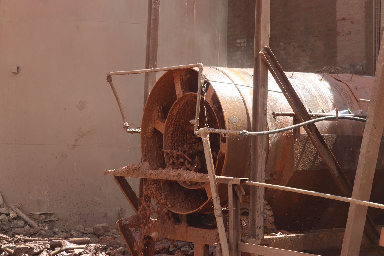 Rotating scrubber washing ore at Amatola